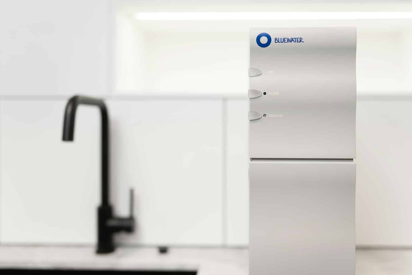 Sistema de filtración de agua Bluewater en una encimera de cocina.